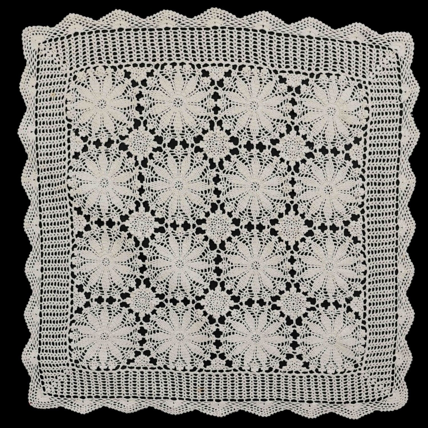 62450 SZYDEŁKO KREMOWY OBRUS W ROZETY 75 X 70 CM (1).jpg