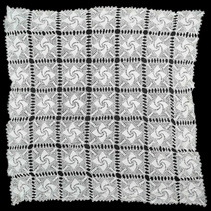 62462 SZYDEŁKO SPORY OBRUS WZÓR W WIRY 140 X 135 cm (1).jpg