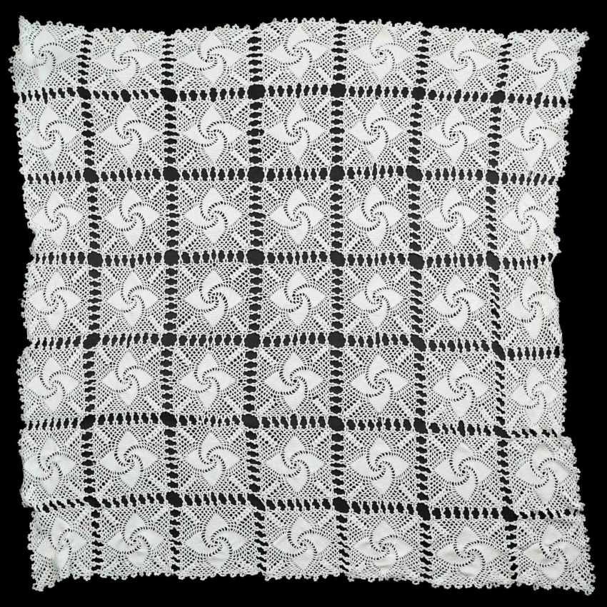 62462 SZYDEŁKO SPORY OBRUS WZÓR W WIRY 140 X 135 cm (1).jpg