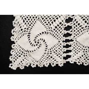 62462 SZYDEŁKO SPORY OBRUS WZÓR W WIRY 140 X 135 cm (5).jpg