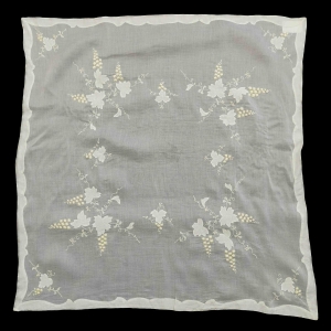62465 BATYST OBRUS HAFT WYPUKŁY WINOGRONA 90 X 87 CM (1).jpg