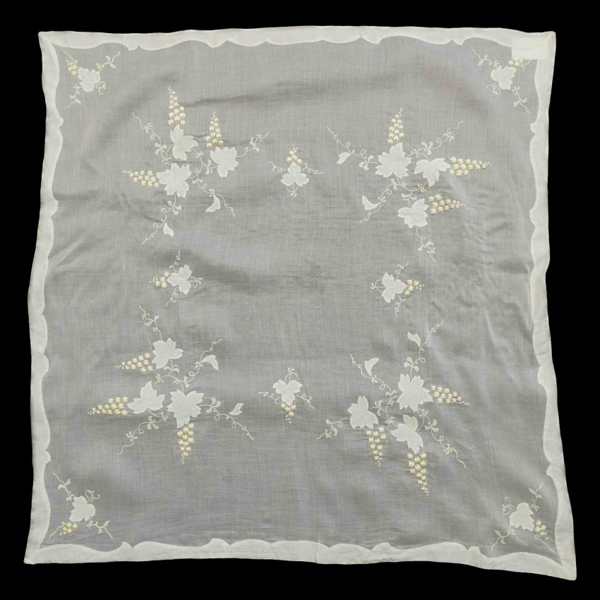 62465 BATYST OBRUS HAFT WYPUKŁY WINOGRONA 90 X 87 CM (1).jpg