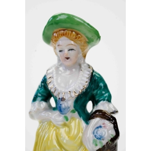 62595 CIEKAWA RĘCZNIE MALOWANA FIGURKA KOBIETY Z KOSZEM KWIATÓW (2).jpg