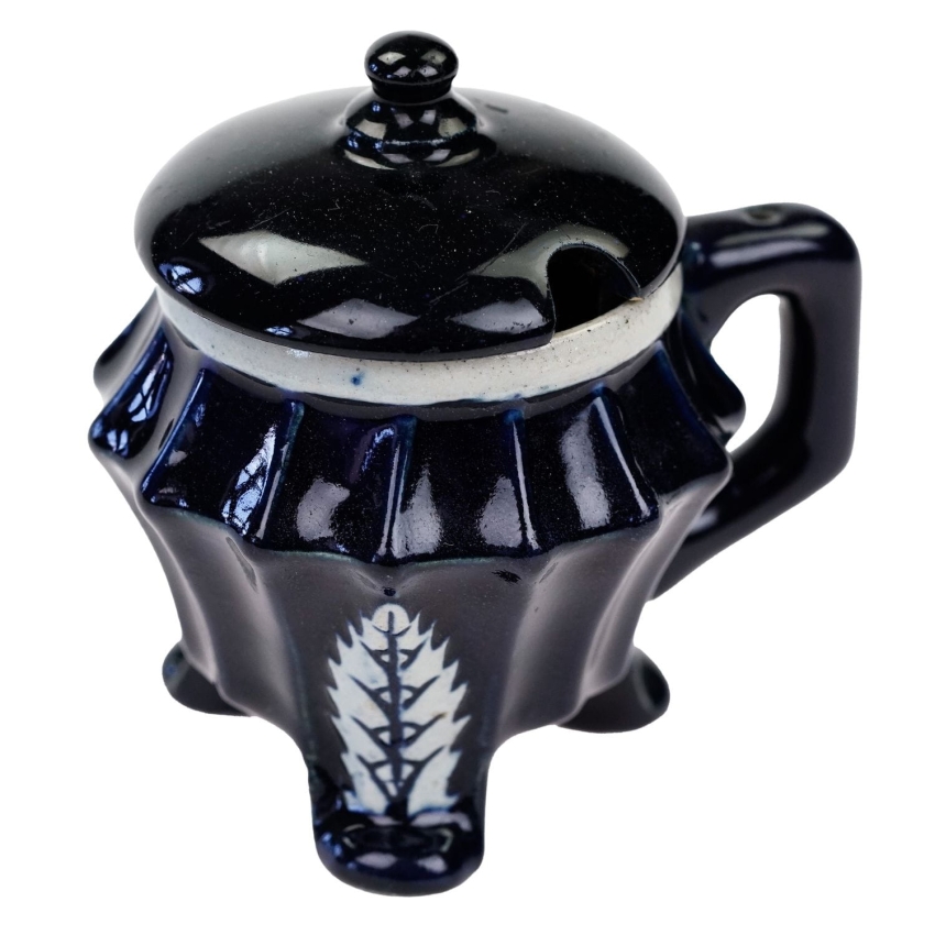 62643 ŚLICZNA KOBALTOWA MUSZTARDNICA NA NÓŻKACH Z LIŚCIASTĄ DEKORACJĄ (1).jpg