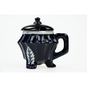 62643 ŚLICZNA KOBALTOWA MUSZTARDNICA NA NÓŻKACH Z LIŚCIASTĄ DEKORACJĄ (2).jpg