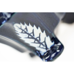 62643 ŚLICZNA KOBALTOWA MUSZTARDNICA NA NÓŻKACH Z LIŚCIASTĄ DEKORACJĄ (3).jpg