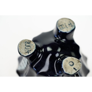 62643 ŚLICZNA KOBALTOWA MUSZTARDNICA NA NÓŻKACH Z LIŚCIASTĄ DEKORACJĄ (6).jpg