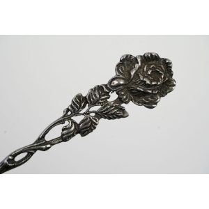 62701 SREBRO PRÓBA 835 ŁYŻKA SERWINGOWA MUSZLA Z RÓŻĄ WAGA 25,3 G (2).jpg