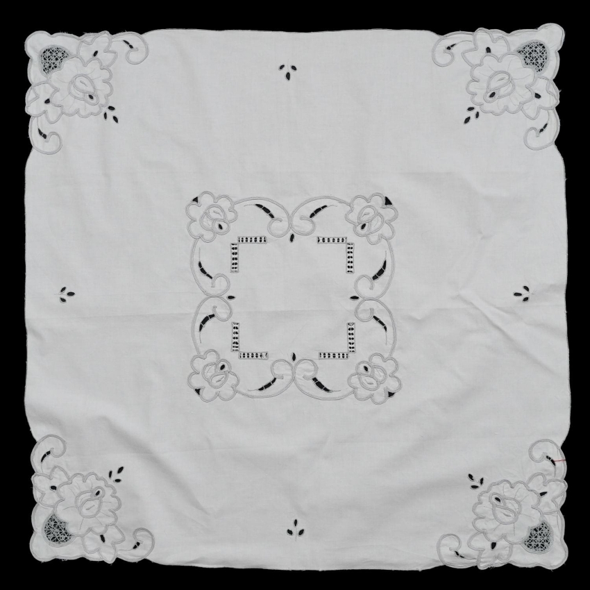 63102 PŁÓTNO W KREMIE HAFT SZNURECZKOWY I AŻURKI ŚLICZNY OBRUS 81,5 X 81,5 CM (1).jpg