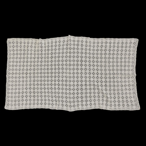 63109 SZYDEŁKO KREMOWY OBRUS W DROBNE PAJĄCZKI 135 X 70 CM (1).jpg