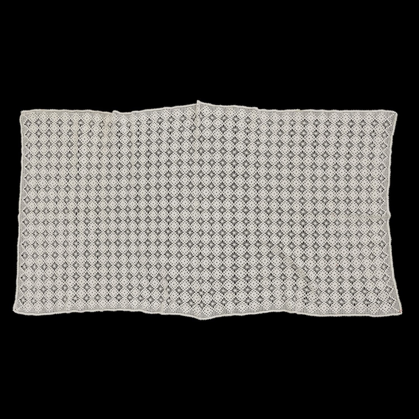 63109 SZYDEŁKO KREMOWY OBRUS W DROBNE PAJĄCZKI 135 X 70 CM (1).jpg