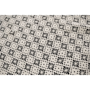63109 SZYDEŁKO KREMOWY OBRUS W DROBNE PAJĄCZKI 135 X 70 CM (2).jpg