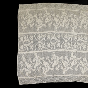 SZYDEŁKO KREMOWO-BEŻOWY OBRUS KWIATY LILIE I PTAKI 215 X 190 CM