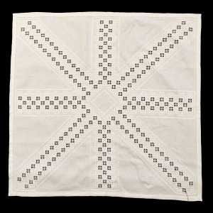 63343 BIAŁY OBRUS Z HAFTEM TYPU HARDANGER 74 x 71 cm (1).jpg