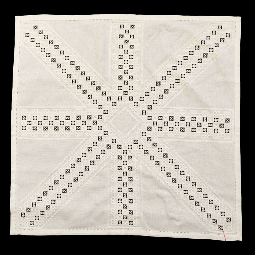 63343 BIAŁY OBRUS Z HAFTEM TYPU HARDANGER 74 x 71 cm (1).jpg