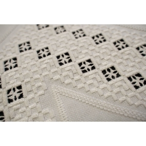 63343 BIAŁY OBRUS Z HAFTEM TYPU HARDANGER 74 x 71 cm (3).jpg