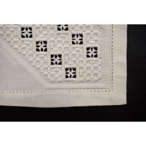 63343 BIAŁY OBRUS Z HAFTEM TYPU HARDANGER 74 x 71 cm (4).jpg