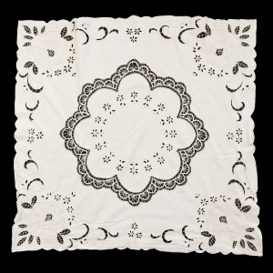 PŁÓTNO HAFT SZNURECZKOWY AŻURY KORONKI I KWIATY KREMOWY OBRUS 84 X 79 CM