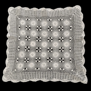 63352 SZYDEŁKO BIAŁY OBRUS W KLASYCZNE ROZETKI 72 X 72 CM (1).jpg