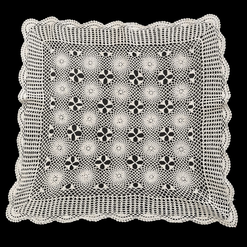 63352 SZYDEŁKO BIAŁY OBRUS W KLASYCZNE ROZETKI 72 X 72 CM (1).jpg