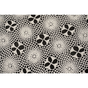 63352 SZYDEŁKO BIAŁY OBRUS W KLASYCZNE ROZETKI 72 X 72 CM (2).jpg