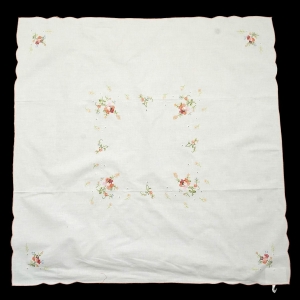 63565 OBRUS RĘCZNY HAFT KRZYŻYKOWY MAKI 82 X 81 CM (1).jpg