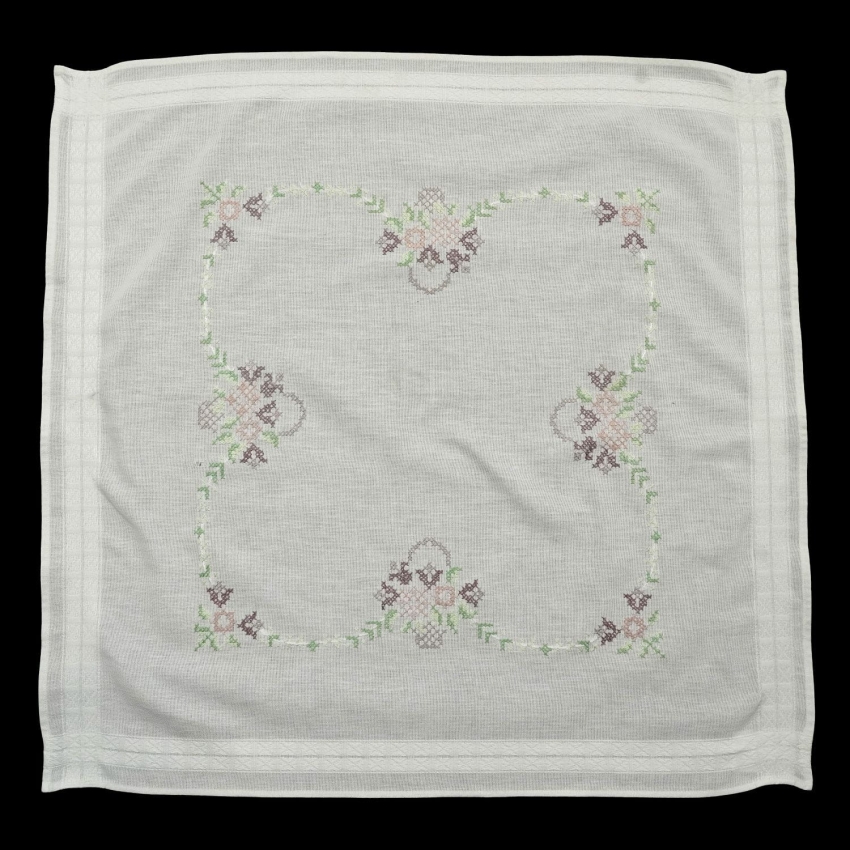 63568 STARY OBRUS RĘCZNY HAFT KRZYŻYKOWY KOSZE KWIATÓW 74 X 70 CM (1).jpg