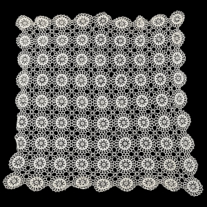 SZYDEŁKO ŚLICZNY OBRUS W DROBNE ROZETKI 94 X 84 cm