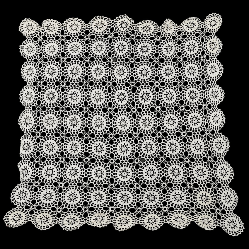 63584 SZYDEŁKO ŚLICZNY OBRUS W DROBNE ROZETKI 94 X 84 cm (1).jpg