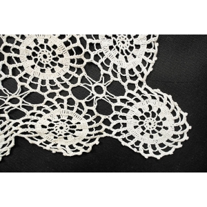 63584 SZYDEŁKO ŚLICZNY OBRUS W DROBNE ROZETKI 94 X 84 cm (4).jpg