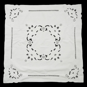 63582 PŁÓTNO BIAŁY OBRUS RÓŻE I MEREŻKI 83 X 83 CM (1).jpg