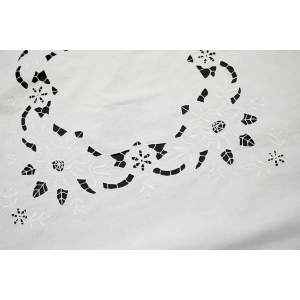 63582 PŁÓTNO BIAŁY OBRUS RÓŻE I MEREŻKI 83 X 83 CM (2).jpg