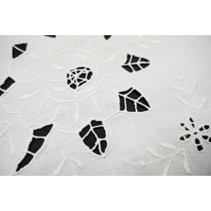 63582 PŁÓTNO BIAŁY OBRUS RÓŻE I MEREŻKI 83 X 83 CM (3).jpg