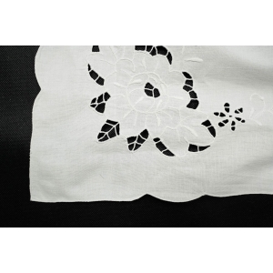 63582 PŁÓTNO BIAŁY OBRUS RÓŻE I MEREŻKI 83 X 83 CM (4).jpg