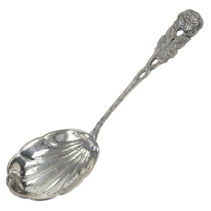 63707 ANTIKO PLATEROWANA SREBREM ŁYŻKA DO ŚMIETANKI Z RÓŻĄ MUSZLA (1).jpg