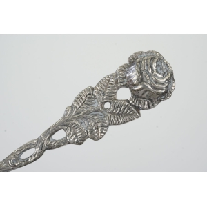 63707 ANTIKO PLATEROWANA SREBREM ŁYŻKA DO ŚMIETANKI Z RÓŻĄ MUSZLA (2).jpg