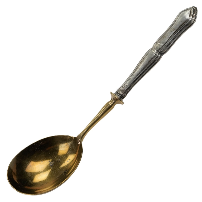 64133 ŚLICZNA ŁYŻKA ŚRODKA STOŁU SERWINGOWA ZE SREBRNYM TRZONKIEM PRÓBY 800 (1).jpg