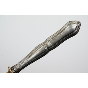 64133 ŚLICZNA ŁYŻKA ŚRODKA STOŁU SERWINGOWA ZE SREBRNYM TRZONKIEM PRÓBY 800 (4).jpg