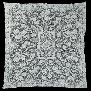 BAWEŁNIANA GIPIURA DUŻE KWIATY OBRUS W BIELI 140 X 136 CM