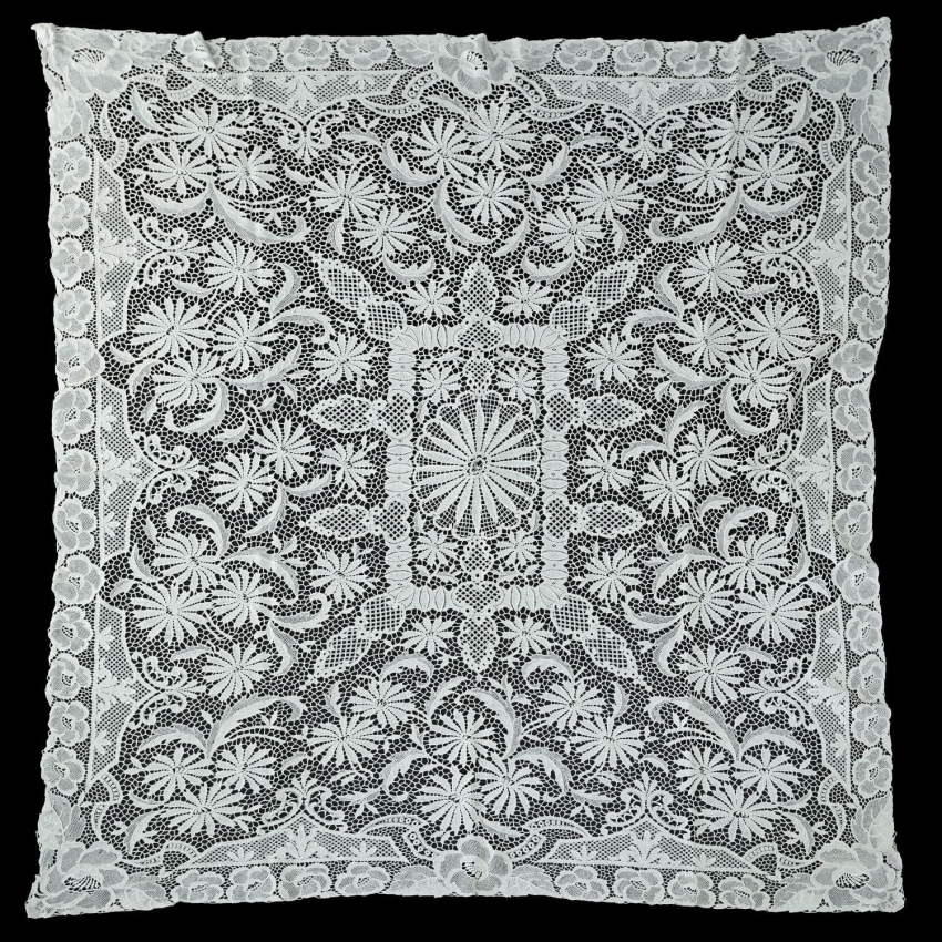 64197 BAWEŁNIANA GIPIURA DUŻE KWIATY OBRUS W BIELI 140 X136 CM (1).jpg