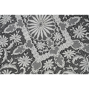 64197 BAWEŁNIANA GIPIURA DUŻE KWIATY OBRUS W BIELI 140 X136 CM (2).jpg