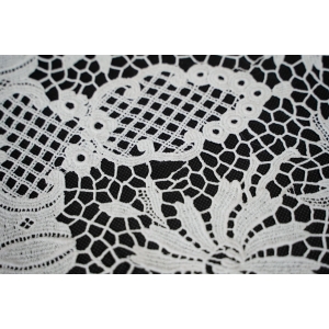 64197 BAWEŁNIANA GIPIURA DUŻE KWIATY OBRUS W BIELI 140 X136 CM (3).jpg