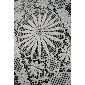 64197 BAWEŁNIANA GIPIURA DUŻE KWIATY OBRUS W BIELI 140 X136 CM (4).jpg