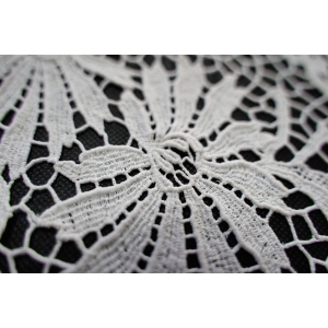 64197 BAWEŁNIANA GIPIURA DUŻE KWIATY OBRUS W BIELI 140 X136 CM (5).jpg
