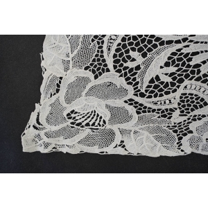 64197 BAWEŁNIANA GIPIURA DUŻE KWIATY OBRUS W BIELI 140 X136 CM (6).jpg