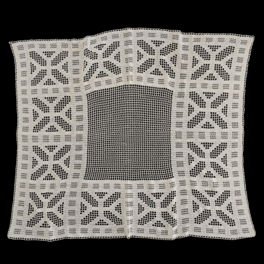 64203 SZYDEŁKO ŚLICZNY BIAŁY OBRUS GEOMETRYCZNY WZÓR 107 X 87 cm (1).jpg
