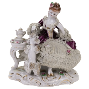 ŚLICZNA FIGURA DAMY W KRYNOLINACH Z PUDLEM