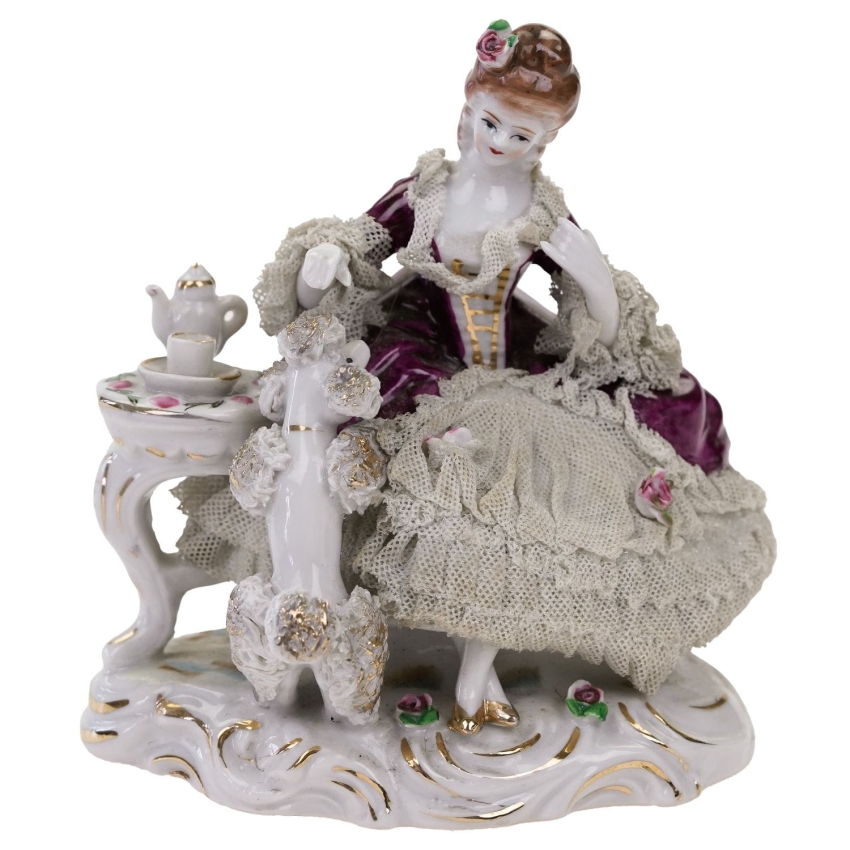 64417 ŚLICZNA FIGURA DAMY W KRYNOLINACH Z PUDLEM (1).jpg