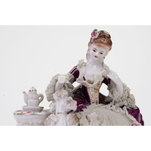 64417 ŚLICZNA FIGURA DAMY W KRYNOLINACH Z PUDLEM (2).jpg