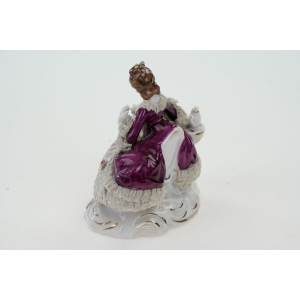 64417 ŚLICZNA FIGURA DAMY W KRYNOLINACH Z PUDLEM (3).jpg